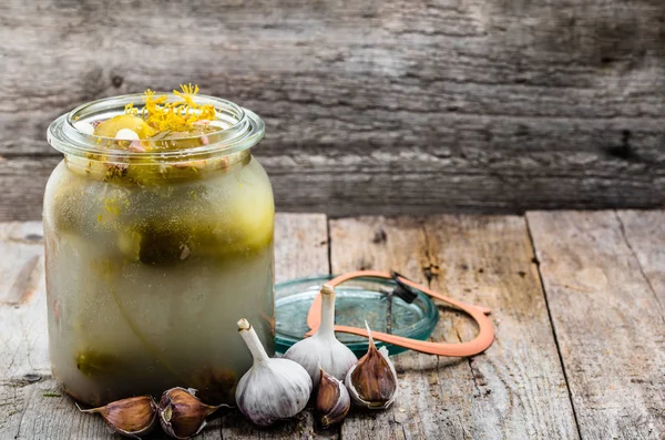 Pepino en escabeche en frasco. Pepinillo casero, conservas de alimentos sobre fondo de madera . —  Fotos de Stock