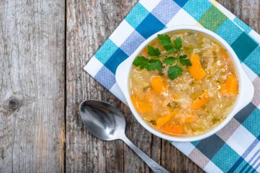 Lahana çorbası bir kapta, rustik masada Üstten Görünüm