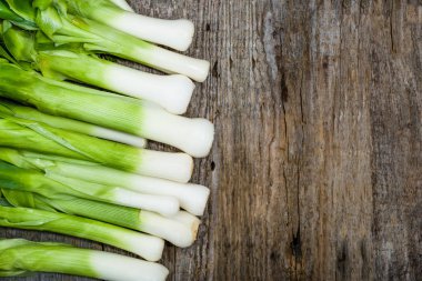 Temiz pırasa, yeşil sebzeler, yerel pazar üretmek rustik ahşap çiftlik tablo, ek yükü