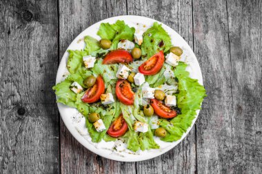 Yunan salatası, vejetaryen sebze salata, ahşap rustik masa üzerindeki yükü