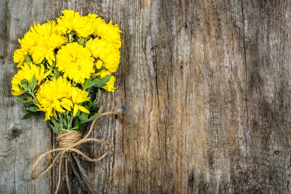 Rustik ahşap arka plan, anneler günü kartı kasımpatı çiçekleri buketi — Stok fotoğraf