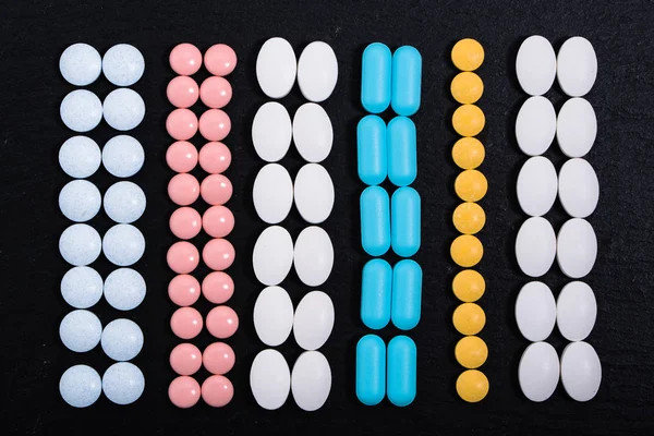 Hintergrund mit Medikamenten, Pillen, Nahrungsergänzungsmitteln und Vitamintabletten auf Tafel. — Stockfoto