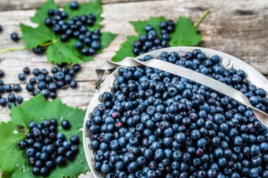 Sepet eski masada, ormandaki ek yükü çiftçi piyasa üzerinde olgunlaşmış meyve taze yaban mersini