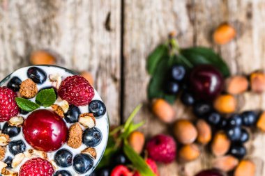 Yoğurt dondurma berry meyve ve fındık bir cam bardak, dondurulmuş tatlı, yaz sağlıklı ile yukarıdan görüntülemek kavramı, yemek