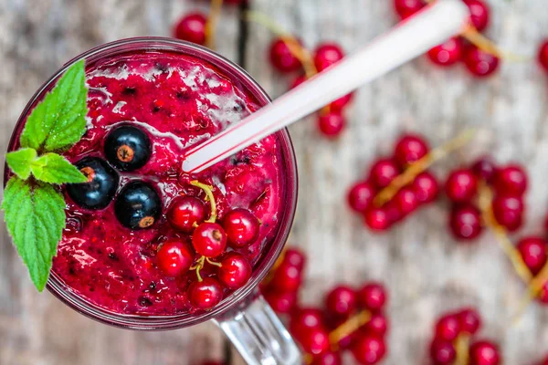Yoğurt ile meyve gelen sağlıklı güler yüzlü. Blackcurrant vitamin içeceği, yaz tatlılar kavramı karışımlı berry