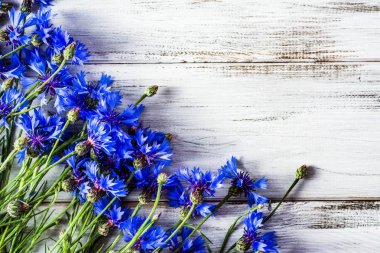 Ahşap arka plan üzerinde seçilen güzel çiçekli çerçeve çiçek