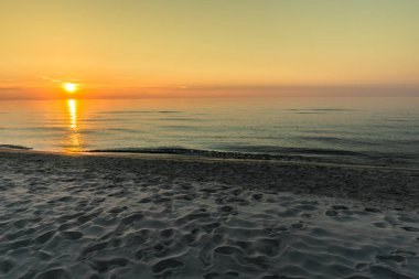 Sahilde güzel günbatımı manzara yaz aylarında