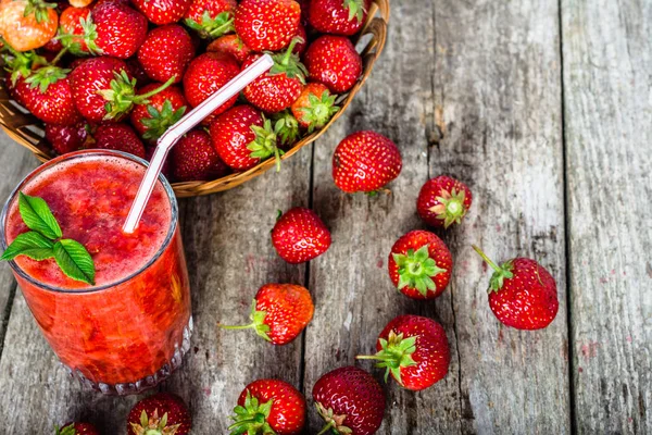 Batido de fresa, bebida de bayas, concepto de dieta saludable —  Fotos de Stock