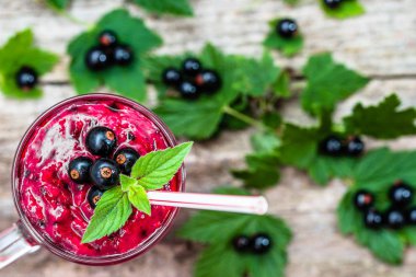 Yoğurt ile meyve gelen sağlıklı güler yüzlü. Blackcurrant vitamin içeceği, yaz tatlılar kavramı karışımlı berry