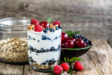 Berry meyve bir cam bardak ile sağlıklı yoğurt tatlı yaz ve ağırlık kaybı kavramı