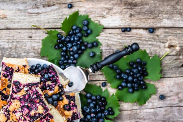 Pastelería dulce con frutas de arándanos en el pastel de levadura, concepto de cocción de verano desde arriba — Foto de Stock