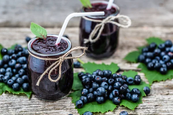 Свежий смузи из черничных фруктов, летний напиток с витамином, смешанным с спелой черникой — стоковое фото