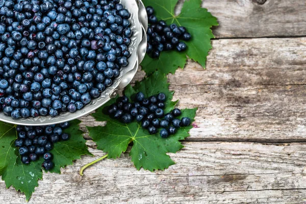 Sepeti ahşap masa üzerinde ormandaki çiftçi üzerinde olgunlaşmış meyve taze bilberries Pazar, yukarıdan — Stok fotoğraf