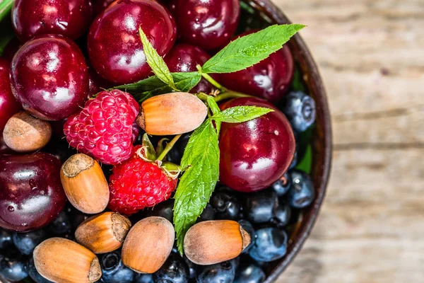 Rustik masada, sağlıklı yaz aylarında çeşitli meyve kavramı, yemek görünümü, yakın çekim top — Stok fotoğraf