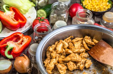 Tortilla gyros etli hazırlanıyor, tavuk şeritler kızarmış pan ve sebze, ev yapımı yemek tarifi