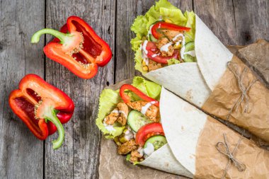 Meksika burrito, tortilla saran taze sebze ve ızgara tavuk eti, tex-mex mutfağı