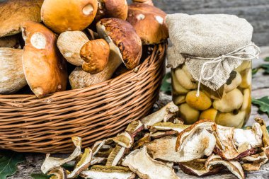 Boletus mantar kavanozun içinde korunmuş ve rustik arka planda, Sonbahar Kuru mantar korur