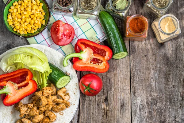 Preparación de sándwich de kebab, comida rápida casera con giroscopios carne de pollo y verduras, receta de cocina, puesta plana, espacio para copiar — Foto de Stock