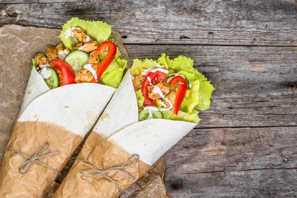 Lahodné tortilla zábaly, burritos plněná grilované kuře a zelenina, mexické kuchyně rychlého občerstvení, pohled shora — Stock fotografie