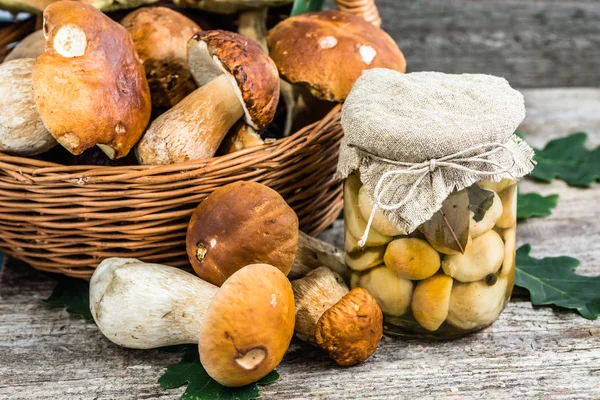 Boletus mantar kavanoz rustik ahşap masa, sonbahar üzerinde Marine korur hazırlanıyor