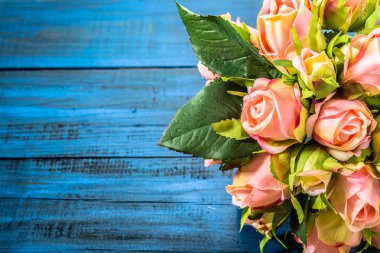 Sevgililer günü kartı, gül buketi çiçek ahşap arka plan karede