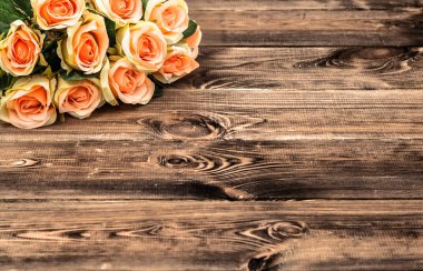 Sevgililer günü kartı, gül buketi çiçek ahşap arka plan karede