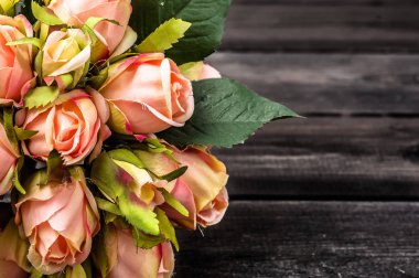 Sevgililer günü kartı, gül buketi çiçek ahşap arka plan karede