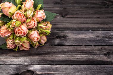 Sevgililer günü kartı, gül buketi çiçek ahşap arka plan karede
