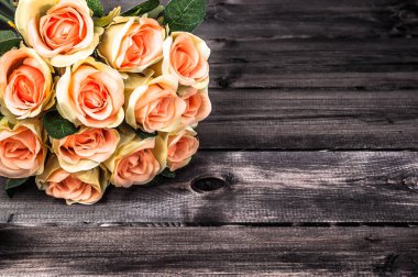 Sevgililer günü kartı, gül buketi çiçek ahşap arka plan karede