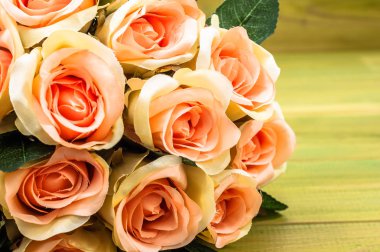 Sevgililer günü kartı, gül buketi çiçek ahşap arka plan karede