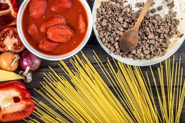 Cucina degli spaghetti bolognese, ingredienti del cibo italiano — Foto Stock