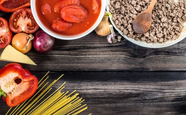 Cocción de espaguetis boloñeses, ingredientes de la comida italiana — Foto de Stock