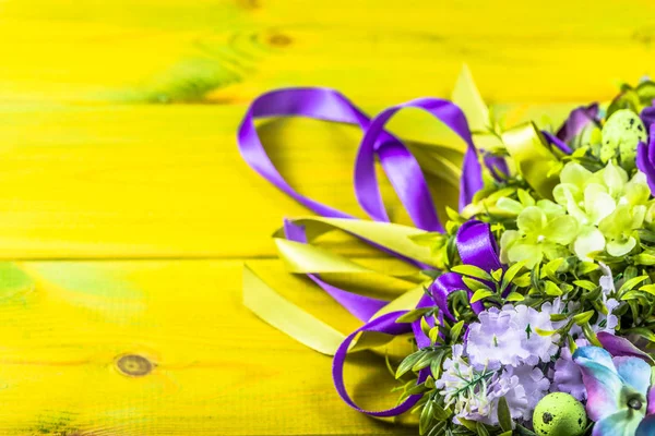 Великодній вінок з великодніми яйцями та квітами, весняний домашній декор на дерев'яному тлі — стокове фото