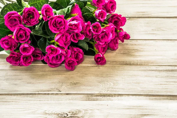 Bouquet di rose per biglietto da visita San Valentino, cornice di fiori su sfondo di legno — Foto Stock