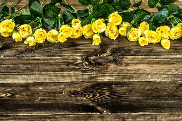 Hermosas rosas sobre fondo de madera, marco de flores para tarjeta de día de San Valentín — Foto de Stock