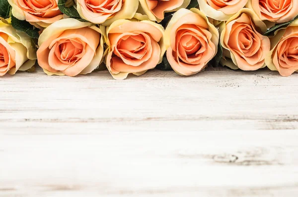 Rosa rosas no fundo de madeira branco, moldura de flores para cartão de namorados, convite de casamento, modelo — Fotografia de Stock