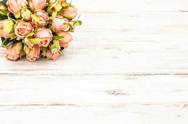 Buquê de rosas para cartão de dia dos namorados, moldura de flores no fundo de madeira — Fotografia de Stock