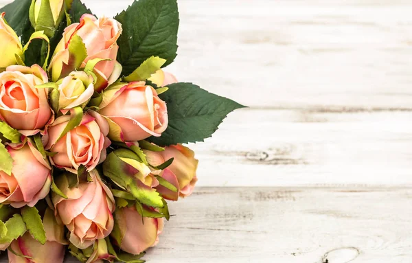 Csokor Rózsa, kártya Valentin-nap, a virágok keret fából készült háttér — Stock Fotó
