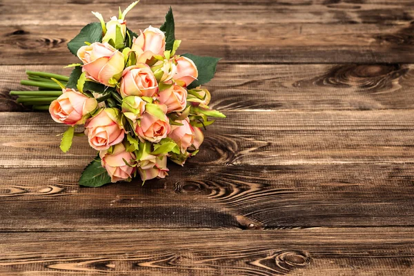 Ramo de rosas para tarjeta de día de San Valentín, marco de flores sobre fondo de madera —  Fotos de Stock