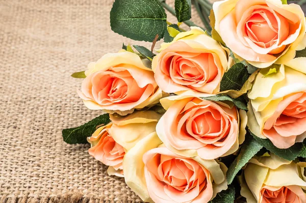 Букет з троянд для денної листівки валентинки, квіткова рамка на сільському тлі — стокове фото