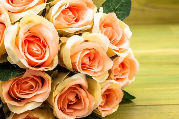 Sevgililer günü kartı, gül buketi çiçek ahşap arka plan karede