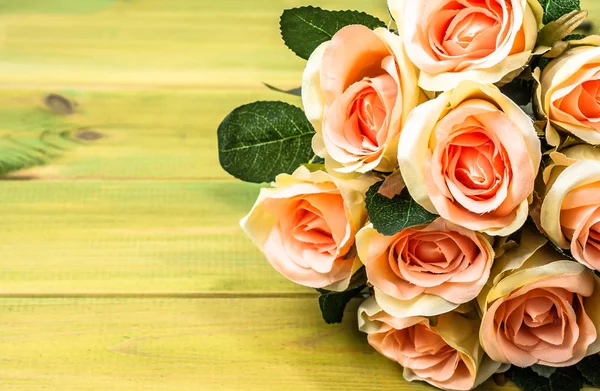 Букет з троянд для денної листівки валентинки, рамка з квітів на дерев'яному тлі — стокове фото