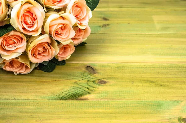 Букет з троянд для денної листівки валентинки, рамка з квітів на дерев'яному тлі — стокове фото
