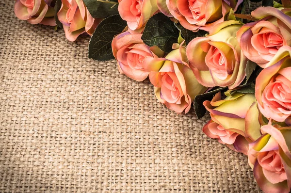 Güzel gül ahşap arka plan, çiçekli çerçeve Günü Sevgililer kartı için üzerinde