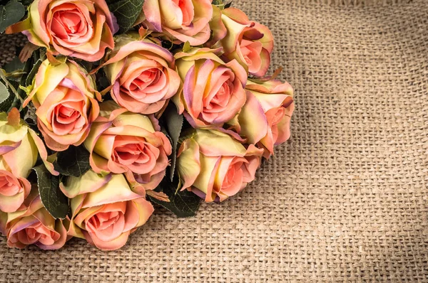 Ramo de rosas para tarjeta de día de San Valentín, marco de flores sobre fondo rústico —  Fotos de Stock