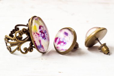 Antika altın beyaz ahşap arka plan üzerinde izole ile yapılan vintage Takı Seti