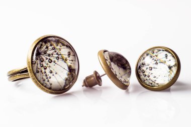 Beyaz arka plan üzerinde izole vintage Takı Seti