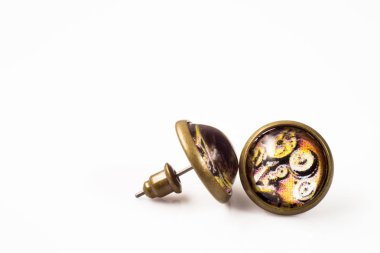 Beyaz arka plan üzerinde izole vintage küpe