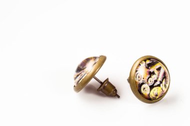 Beyaz arka plan üzerinde izole vintage küpe