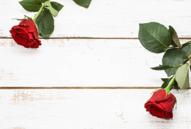 Kırmızı güller, Sevgililer günü kartı ahşap arka plan üzerinde